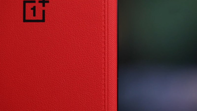 Mặt lưng của OnePlus 11R Solar Red được hoàn thiện từ chất liệu giả da