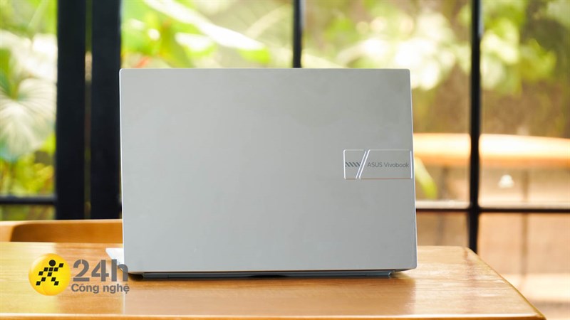 Ngoại hình tổng thể của Asus Vivobook 16 được hoàn thiện tốt, màu sắc tinh tế và hợp gu của đa số Ngoại hình tổng thể của Asus Vivobook 16 được hoàn thiện tốt, màu sắc tinh tế và hợp gu của đa số