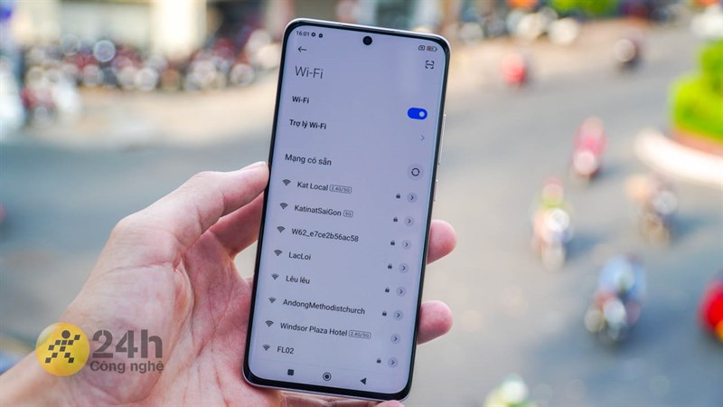 Màn hình ở mặt trước của Xiaomi 13 Lite và Xiaomi 12 gần như tương đồng nhau Màn hình ở mặt trước của Xiaomi 13 Lite và Xiaomi 12 gần như tương đồng nhau
