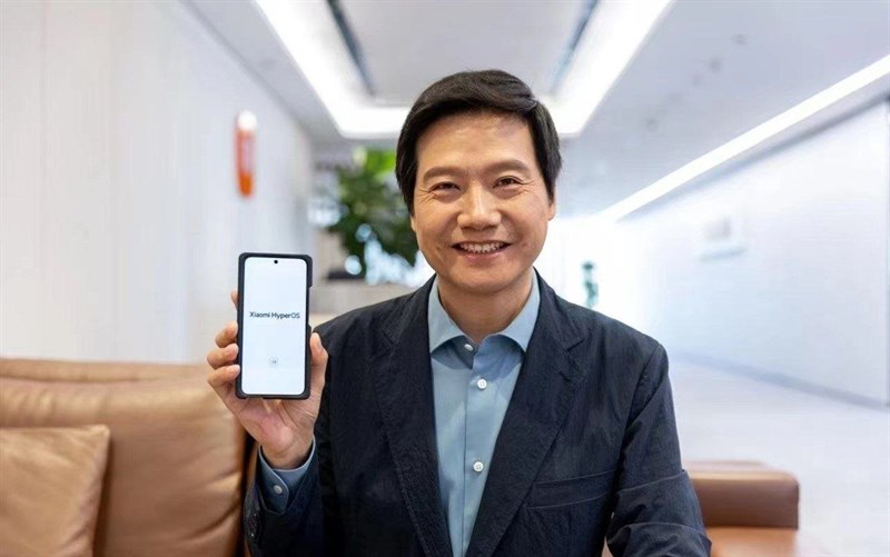 CEO Xiaomi Lei Jun trên tay Xiaomi 14 với hệ điều hành riêng 