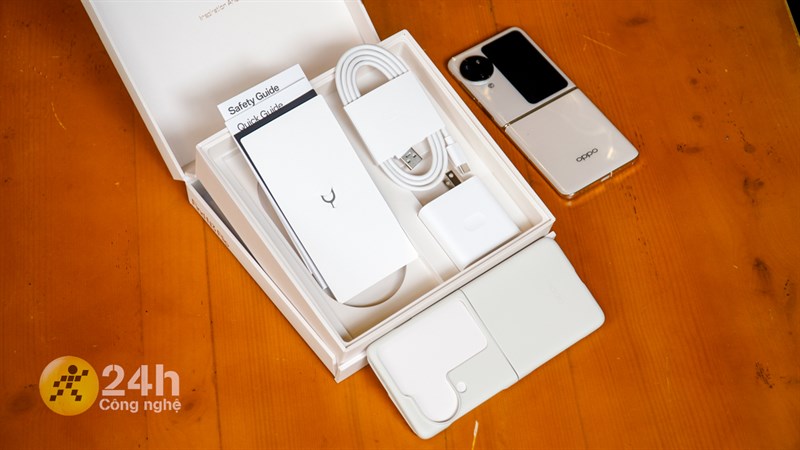 Bên trong hộp đựng OPPO Find N3 Flip chứa đầy đủ những món phụ kiện cần thiết Bên trong hộp đựng OPPO Find N3 Flip chứa đầy đủ những món phụ kiện cần thiết