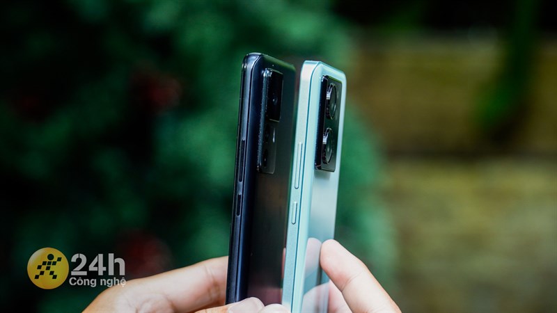 Cạnh trái của 2 sản phẩm đều chứa nút nguồn và cụm phím tăng giảm âm lượng Cạnh trái của 2 sản phẩm đều chứa nút nguồn và cụm phím tăng giảm âm lượng