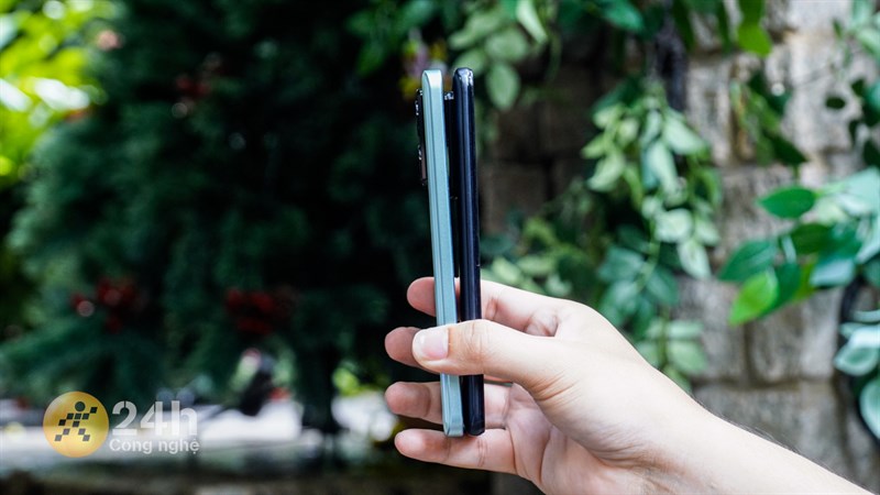 Cạnh trái của 2 sản phẩm đều không có thêm nút bấm hay cổng kết nối nào Cạnh trái của 2 sản phẩm đều không có thêm nút bấm hay cổng kết nối nào