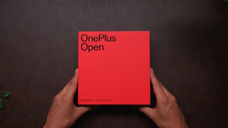 Hộp đựng của OnePlus Open được thiết kế đơn giản