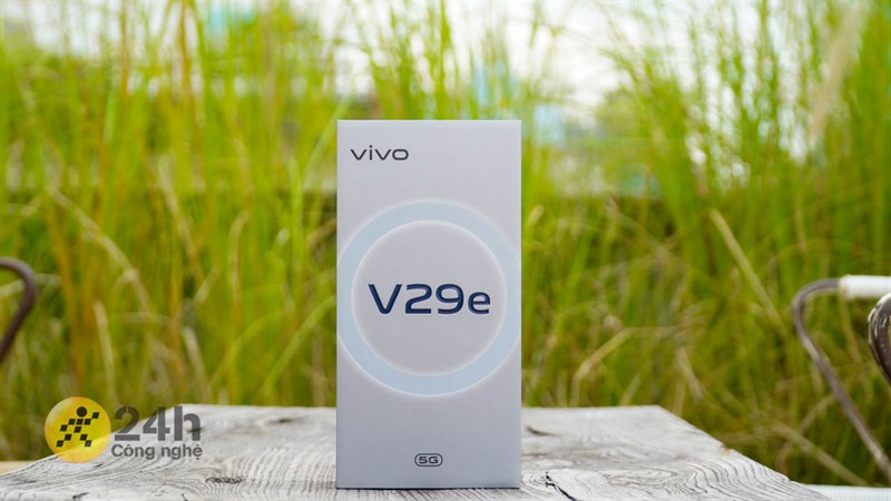 Hộp đựng của Vivo V29e có thiết kế được thay đổi đôi chút so với phong cách đóng gói quen thuộc của hãng.