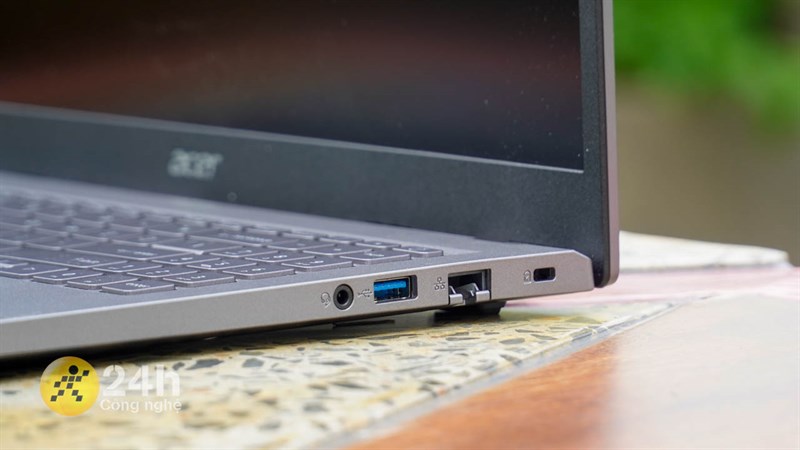 Cạnh phải Acer Aspire 5 Gaming A515.