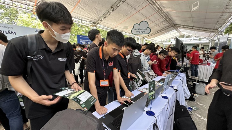 Các bạn sinh viên đang trải nghiệm các sản phẩm mới của Dell