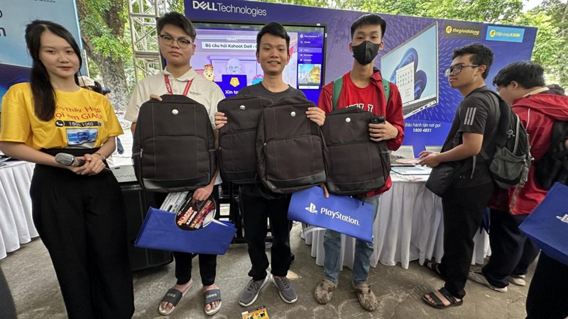 Các phần quà đặc biệt từ bạn tổ chức dành tặng cho ba bạn sinh viên tham gia trò chơi
