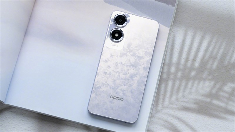 Khu vực mặt lưng của OPPO A2x được hoàn thiện từ nhựa bóng với các hoạt tiết đẹp mắt