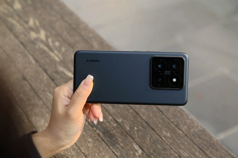 Mặt sau của Xiaomi 14 Pro nổi bật với cụm camera lớn