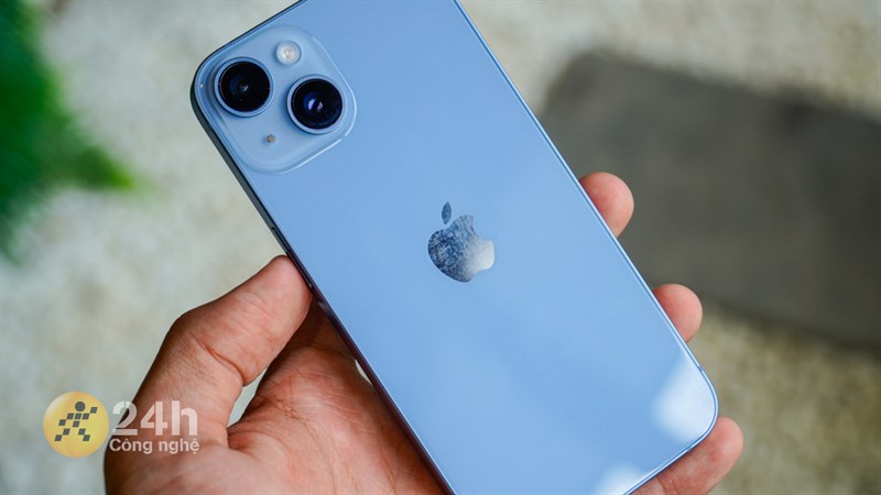 Đánh giá iPhone 14 sau 1 năm: Thiết kế vẫn hợp thời, hiệu năng và thời lượng sử dụng pin được cải thiện Mặt lưng của iPhone 14 rất dễ bám vân tay, đặc biệt là ở khu vực logo trái Táo.