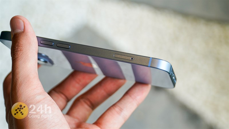 Đánh giá iPhone 14 sau 1 năm: Thiết kế vẫn hợp thời, hiệu năng và thời lượng sử dụng pin được cải thiện Cận cảnh phần khung của iPhone 14.
