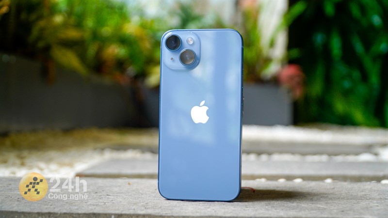 Đánh giá iPhone 14 sau 1 năm: Thiết kế vẫn hợp thời, hiệu năng và thời lượng sử dụng pin được cải thiện Ngoại hình của iPhone 14 sang trọng với mặt lưng kính bóng bẩy.