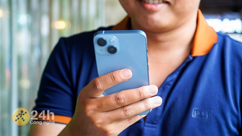 Đánh giá iPhone 14 sau 1 năm: Thiết kế vẫn hợp thời, hiệu năng và thời lượng sử dụng pin được cải thiện Mình có thể dễ dàng sử dụng iPhone 14 bằng một tay nhờ vào ngoại hình gọn nhẹ của thiết bị.