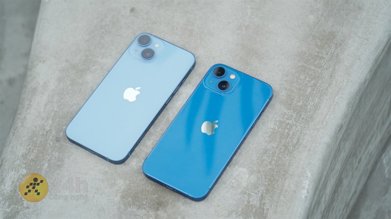Đánh giá iPhone 14 sau 1 năm: Thiết kế vẫn hợp thời, hiệu năng và thời lượng sử dụng pin được cải thiện Thiết kế tổng thể của iPhone 14 (trái) có nhiều điểm tương đồng so với những thế hệ trước như iPhone 13 (phải).