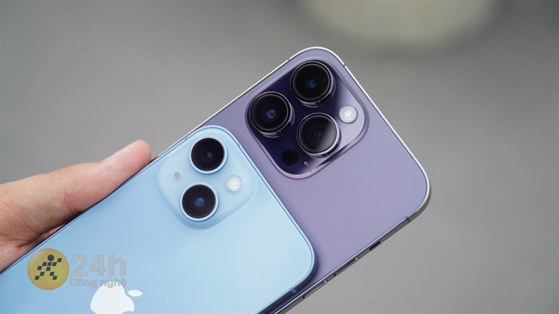 Đánh giá iPhone 14 sau 1 năm: Thiết kế vẫn hợp thời, hiệu năng và thời lượng sử dụng pin được cải thiện Phần khung của iPhone 14 không quá sắc cạnh như iPhone 14 Pro Series.