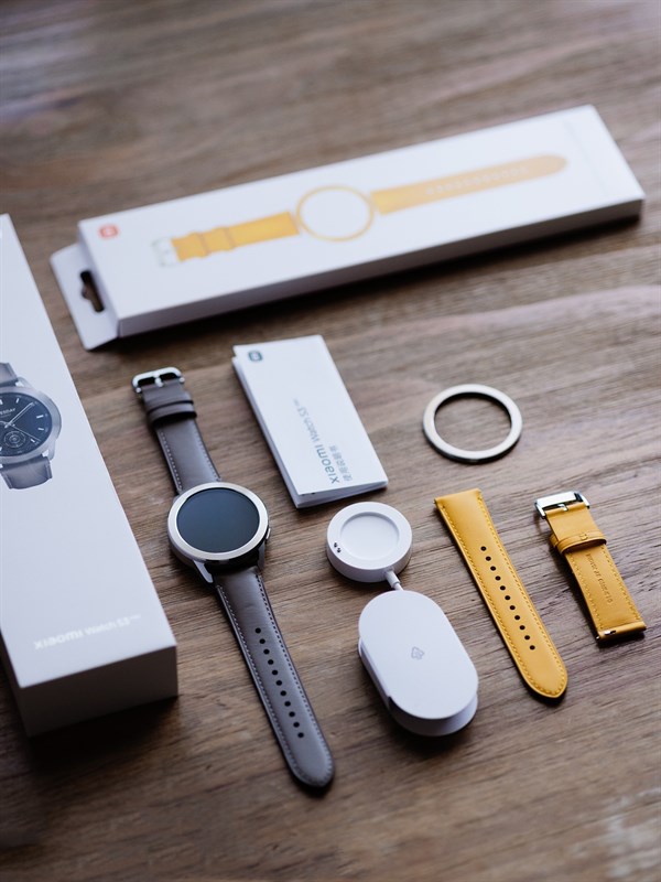 Bên trong hộp đựng Xiaomi Watch S3 chứa đầy đủ những món phụ kiện cần thiết