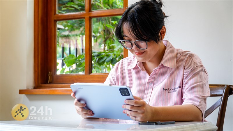 Xiaomi Pad 6 mang lại cảm giác cầm nắm rất thoải mái dù sở hữu kích thước lớn Xiaomi Pad 6 mang lại cảm giác cầm nắm rất thoải mái dù sở hữu kích thước lớn