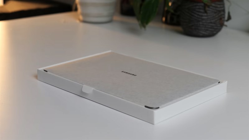 Galaxy Tab S9 FE được bọc niêm phong bằng giấy rất cẩn thận Galaxy Tab S9 FE được bọc niêm phong bằng giấy rất cẩn thận