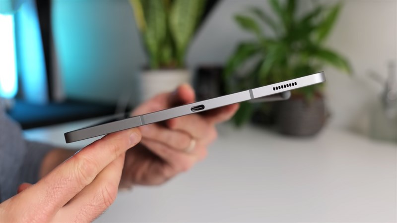 Cạnh dưới của Galaxy Tab S9 FE với cổng sạc và buồng loa Cạnh dưới của Galaxy Tab S9 FE với cổng sạc và buồng loa