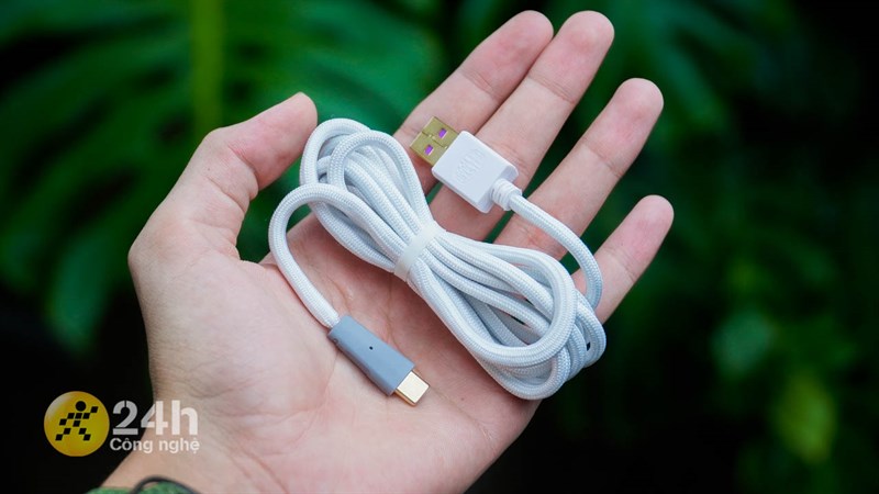 Bên trong hộp còn có thêm dây cáp bọc dù Bên trong hộp còn có thêm dây cáp bọc dù