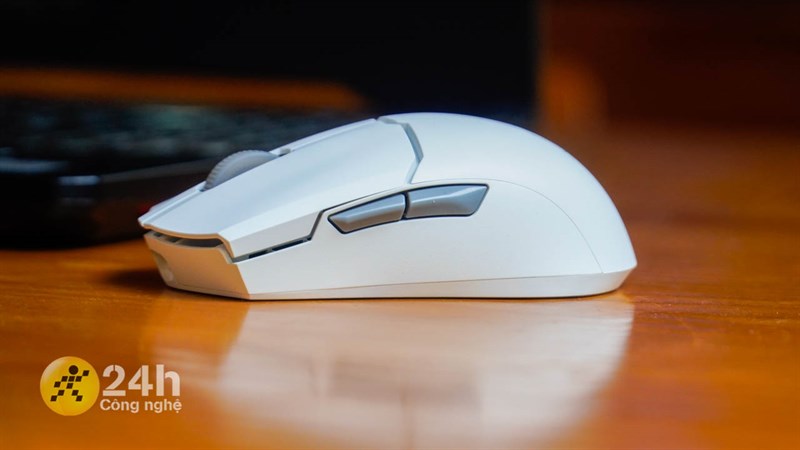 Cooler Master MM712 chỉ có thêm 2 nút macro ở cạnh trái Cooler Master MM712 chỉ có thêm 2 nút macro ở cạnh trái