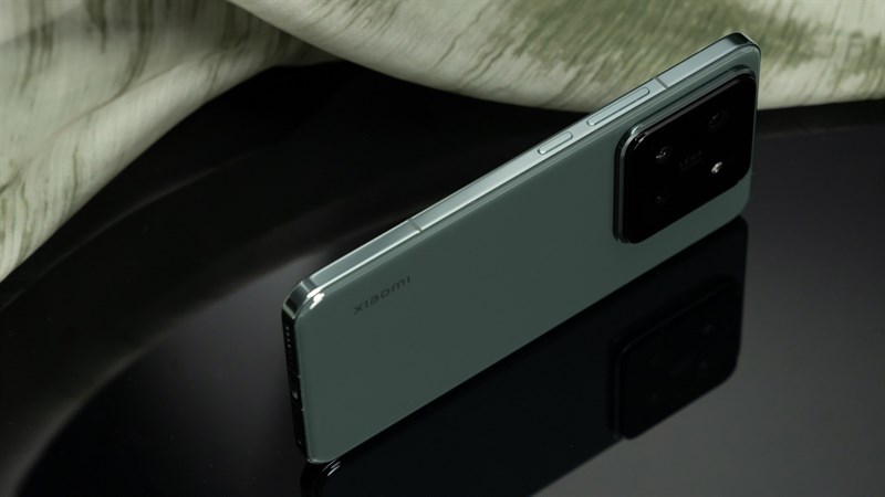 Xiaomi 14 Pro có cách bài trí cụm phím bấm, cổng kết nối giống với các thế hệ trước