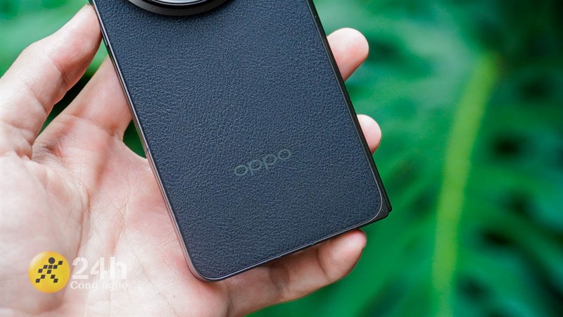 OPPO Find N3 còn trang bị mặt lưng da cho cảm giác cầm nắm rất thích