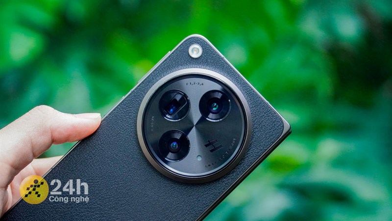 Cụm camera lớn trên OPPO Find N3 cho cảm giác hầm hố nhưng khi cầm lại rất cấn tay