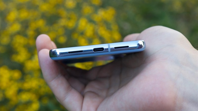 Cạnh dưới của Google Pixel 8 Pro với cổng sạc và buồng loa kép, mic thoại