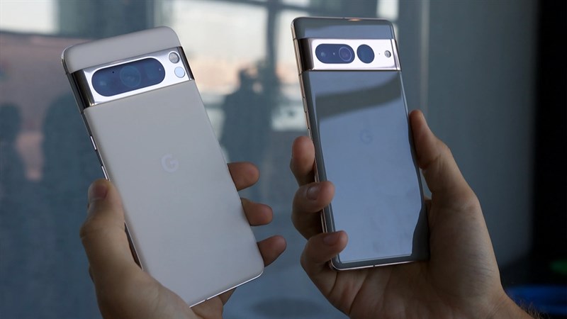 Google Pixel 8 Pro (trái) có ngoại hình tương đồng với thế hệ tiền nhiệm