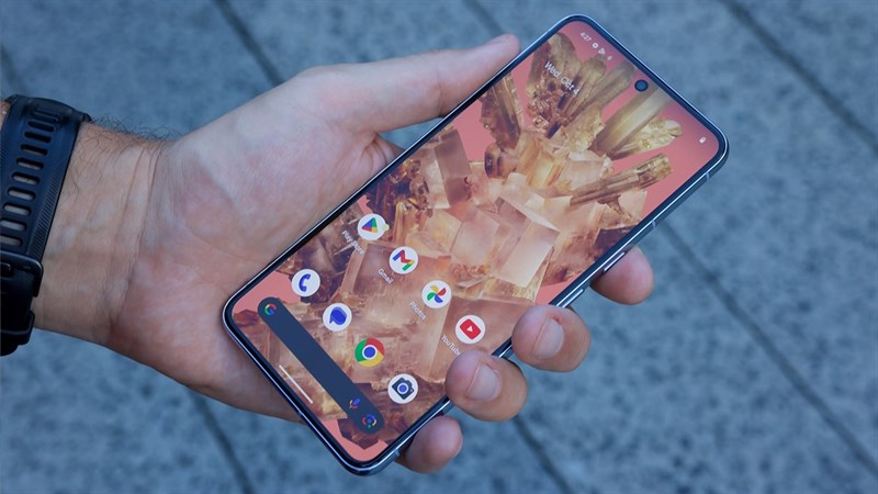 Phần màn hình của Google Pixel 8 Pro được thiết kế cân đối và mang những thông số hiển thị ấn tượng