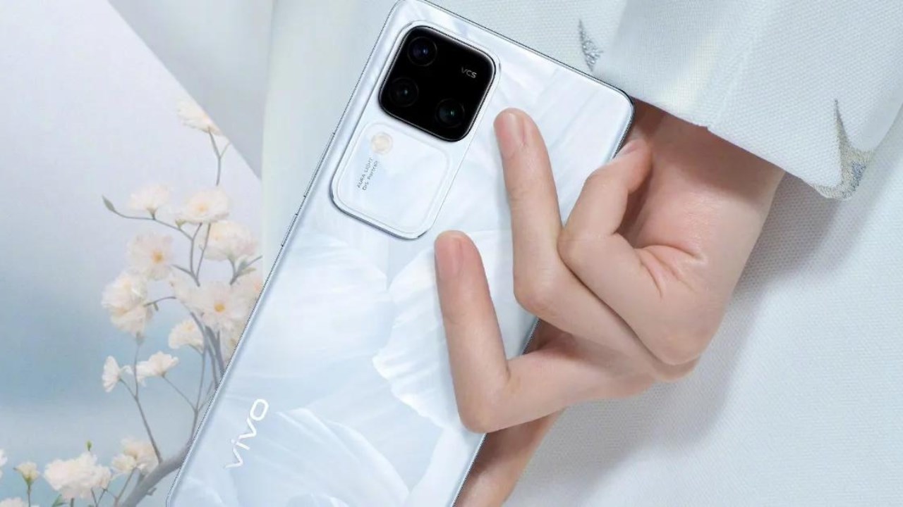 Vivo V30 lộ thiết kế qua Poster bị rò rỉ Vivo V30 lộ thiết kế qua Poster bị rò rỉ