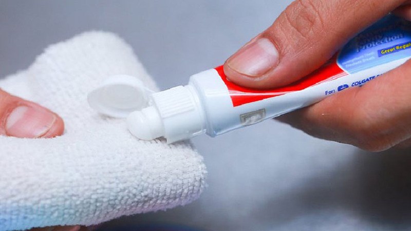 Dùng kem đánh răng làm sạch Dùng kem đánh răng làm sạch