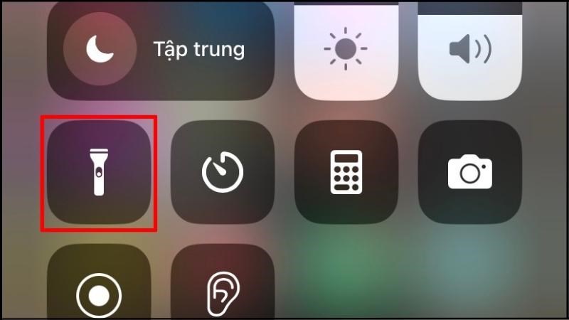 Nhấn giữ biểu tượng đèn pin tại Trung tâm điều khiển Nhấn giữ biểu tượng đèn pin tại Trung tâm điều khiển