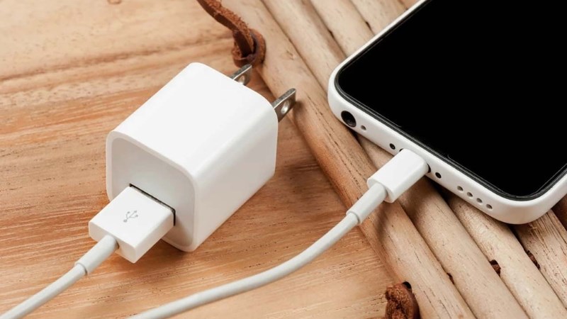 Cắm sạc điện thoại iPhone với nguồn điện Cắm sạc điện thoại iPhone với nguồn điện