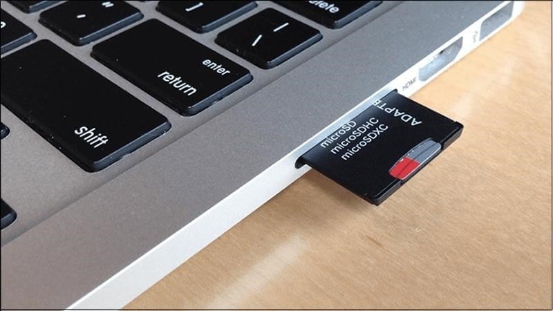 Kết nối thẻ SD đích với thiết bị qua đầu đọc thẻ để khôi phục dữ liệu Kết nối thẻ SD đích với thiết bị qua đầu đọc thẻ để khôi phục dữ liệu