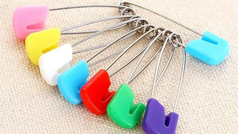 Do kim băng có đầu nhỏ và nhọn nên hãy cẩn thận Do kim băng có đầu nhỏ và nhọn nên hãy cẩn thận