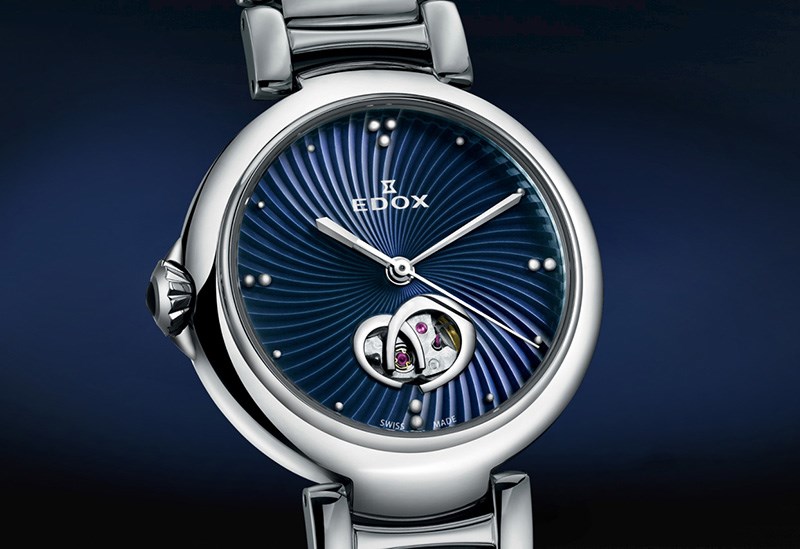 Mặt kính đồng hồ sẽ được làm từ kính Sapphire cao cấp Mặt kính đồng hồ sẽ được làm từ kính Sapphire cao cấp