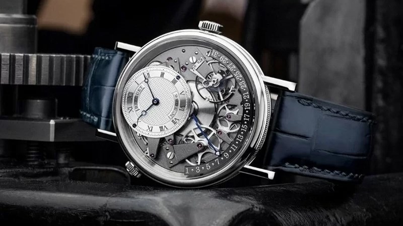 Đối chiếu chiếc đồng hồ IWC cầm trên tay Đối chiếu chiếc đồng hồ IWC cầm trên tay