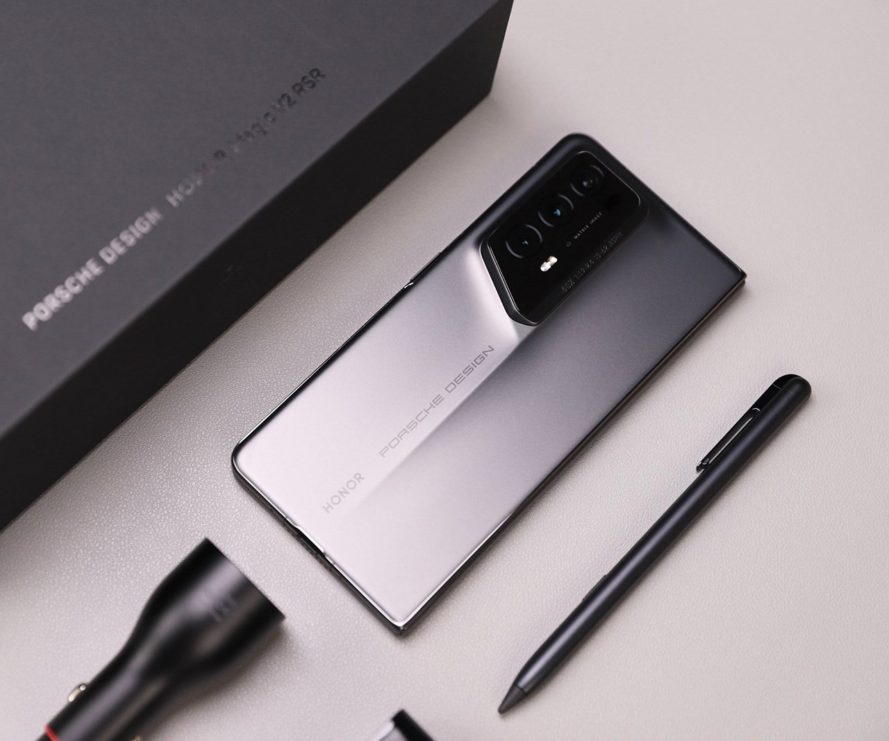 Honor Magic V2 RSR Porsche Design mang trên mình thiết kế sang trọng và tinh tế trong từng đường nét