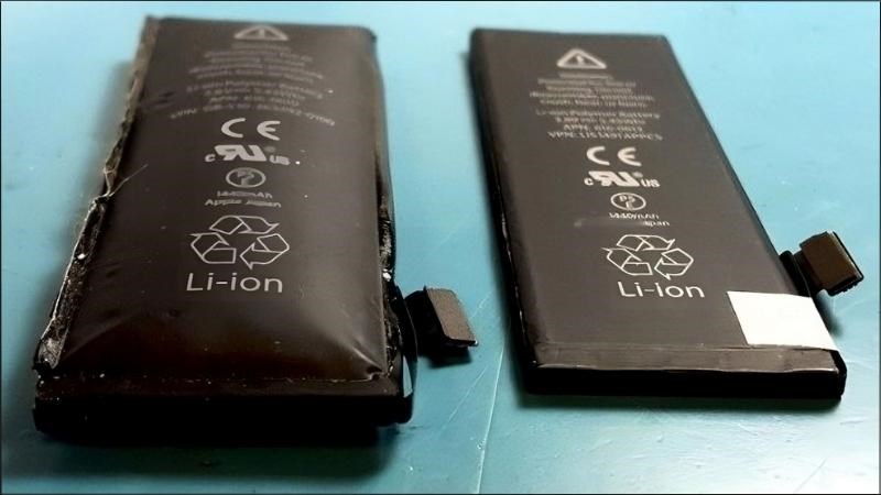 Pin bị chai, phồng sẽ gây cong vênh phần nắp lưng Pin bị chai, phồng sẽ gây cong vênh phần nắp lưng