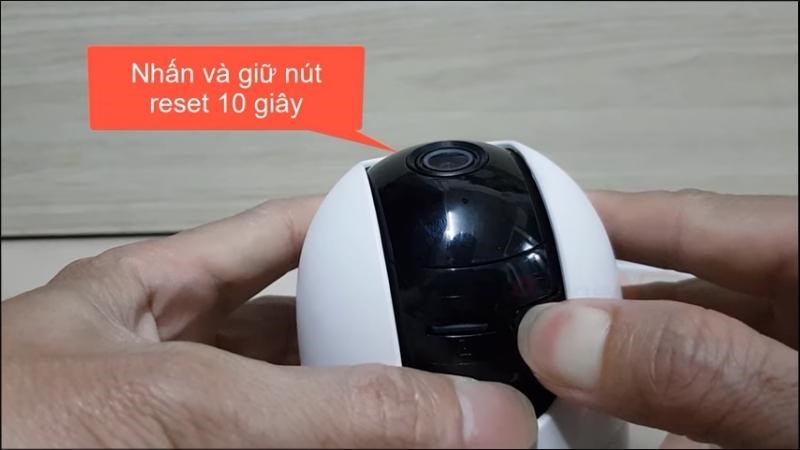 Tìm đến nút Reset, nhấn và giữ nút Reset trong khoảng 10 - 15 giây Tìm đến nút Reset, nhấn và giữ nút Reset trong khoảng 10 - 15 giây