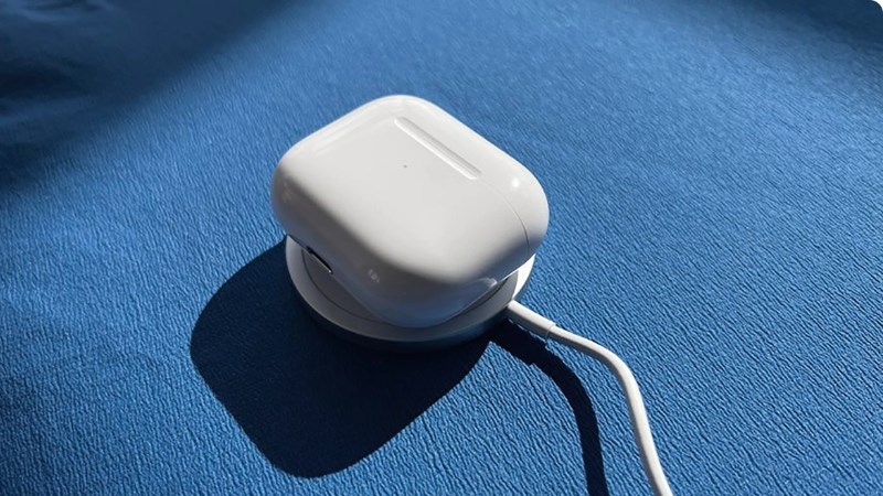 Đặt AirPods của bạn trong hộp sạc, đóng nắp, nằm ngửa trên bộ sạc