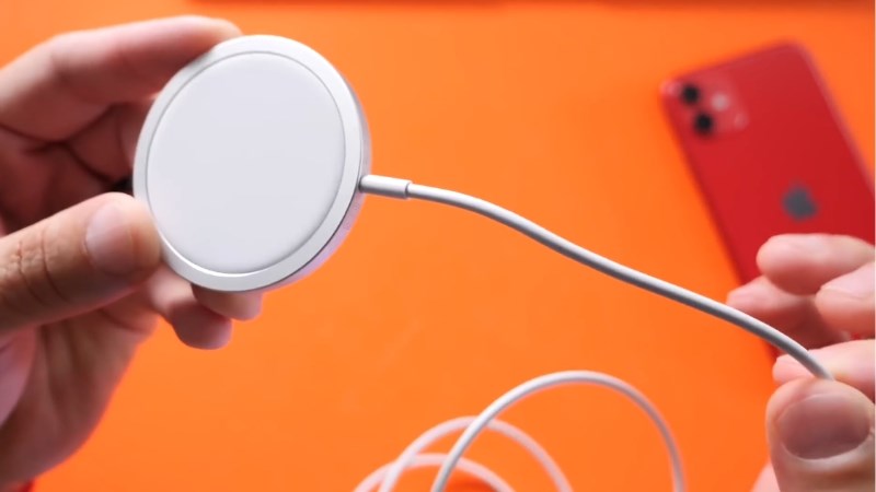 Đặt bộ sạc MagSafe của bạn ngửa lên trên một bề mặt phẳng