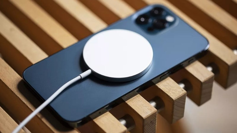 Cắm nguồn điện trước khi đặt iPhone lên bộ sạc