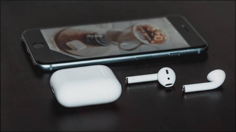 AirPod bị rè do bụi bẩn hoặc có tác động vật lý bên ngoài, xảy ra rơi rớt