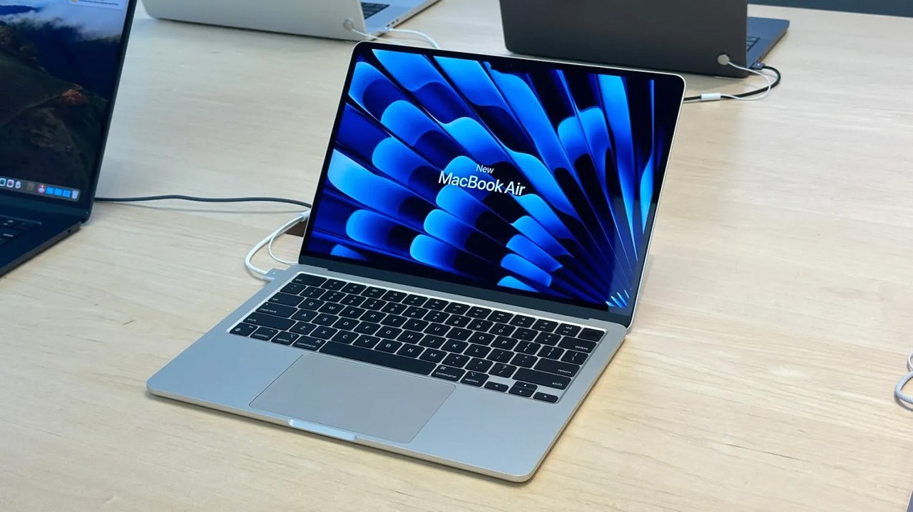 Trước đây, mẫu MacBook Air M2 chỉ sự dụng 1 chip nhớ 256 GB thay vì 2 chip nhớ 128 GB