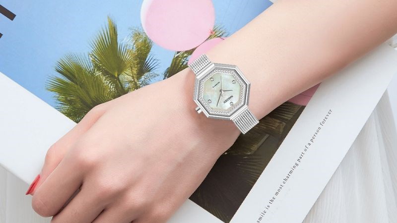 Nakzen Pha Lê Tuyết như một viên pha lê lấp lánh khi đeo trên tay
