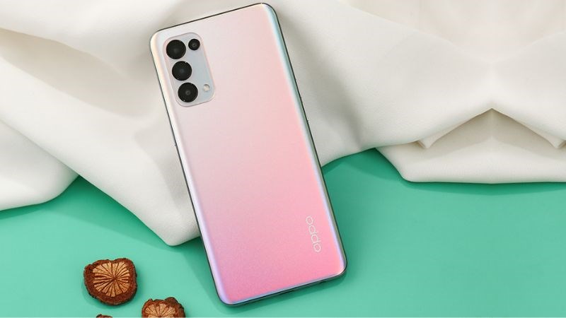 z OPPO Reno5 đã được đánh giá cao bởi thiết kế mỏng nhẹ và mặt lưng ánh kim tinh tế